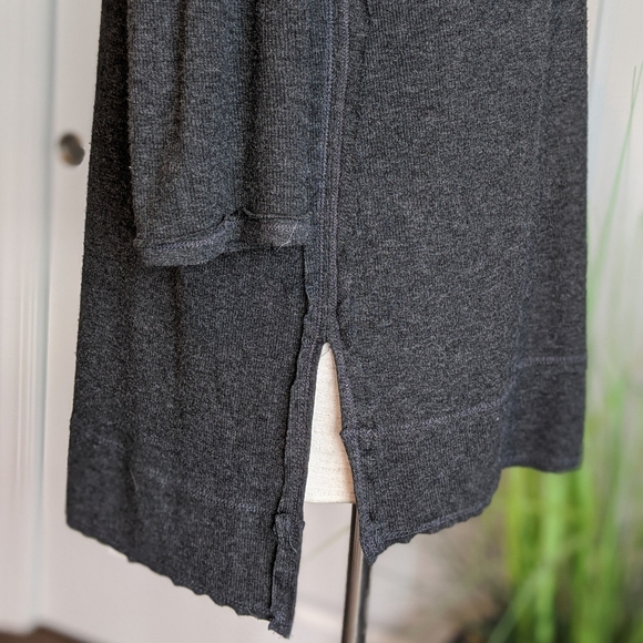 Bordeaux Tee 3/4 Sleeve Exposed Seams Round Neck High Low Hem Charcoal M NWOT - Picture 5 of 7